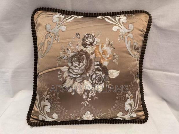 Luxurious European-Style Decorative Couch Pillow (Set of 2) · Photo 2