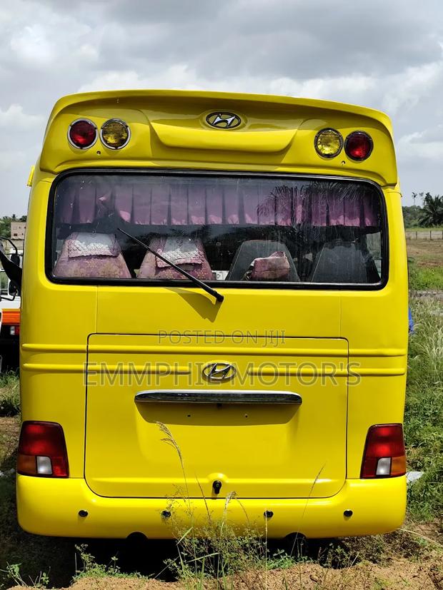 Hyundai County 2015 Yellow · Photo 4