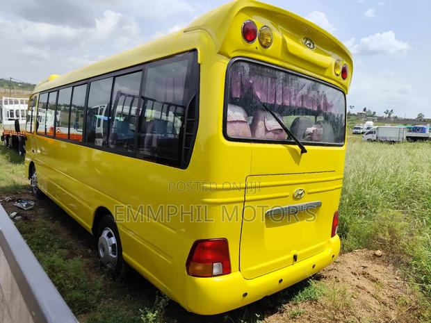Hyundai County 2015 Yellow · Photo 5