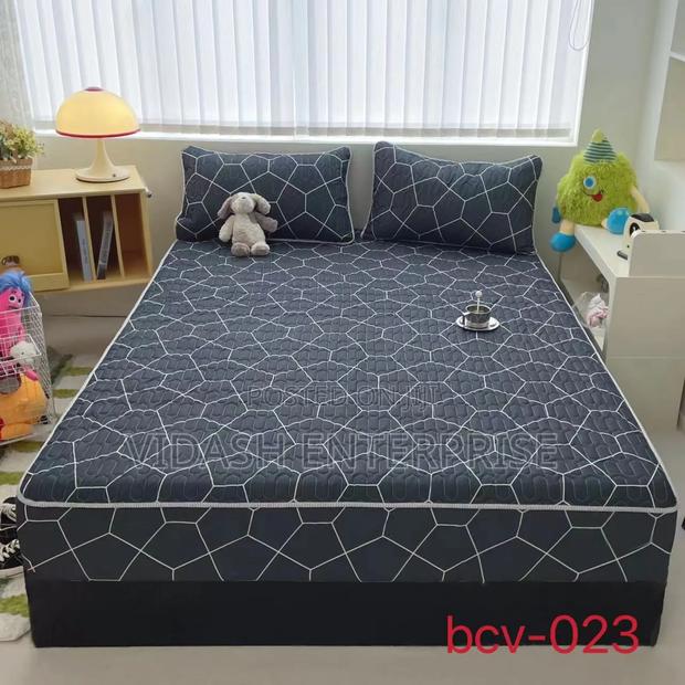 Easy to Clean Waterproof Mattress Cover Is Machine Washable · Photo 1