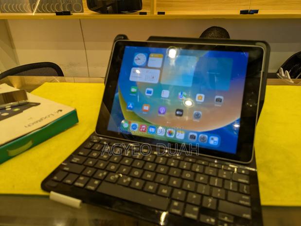 Apple iPad 9.7 64 GB Silver · Photo 1