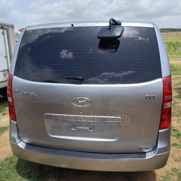 Hyundai Starex 2014 Silver · Photo 2