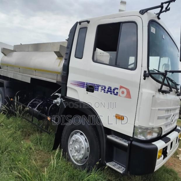 Hyundai Heavy Duty Water Tank 2015 White · Photo 4