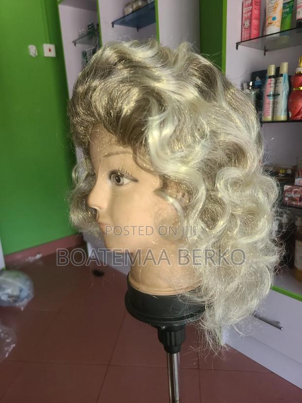 Bodywave Blond Short Wig · Photo 1