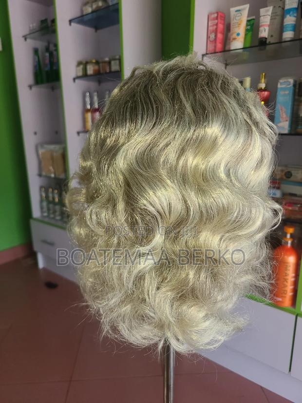 Bodywave Blond Short Wig · Photo 2