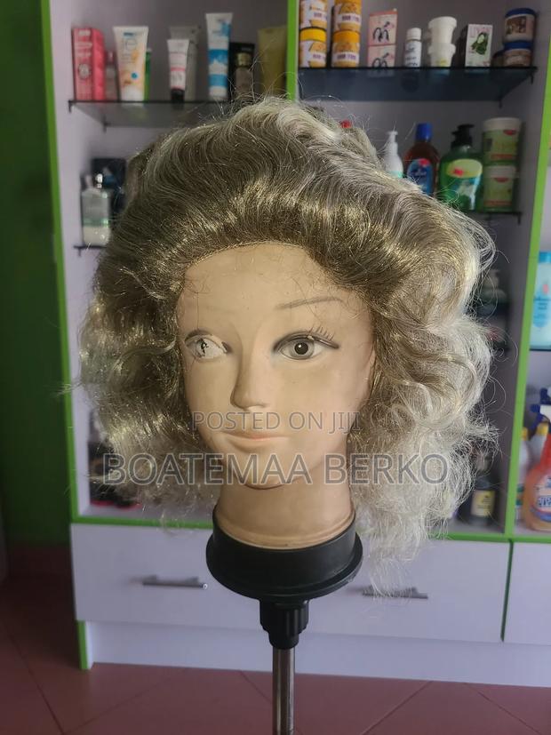 Bodywave Blond Short Wig · Photo 3