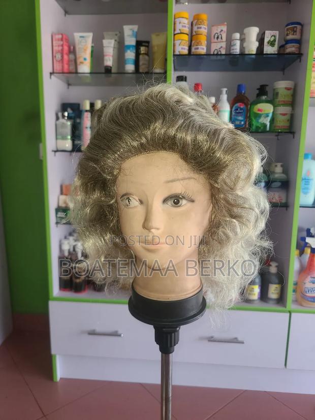 Bodywave Blond Short Wig · Photo 4