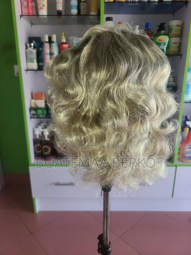 Bodywave Blond Short Wig · Photo 5