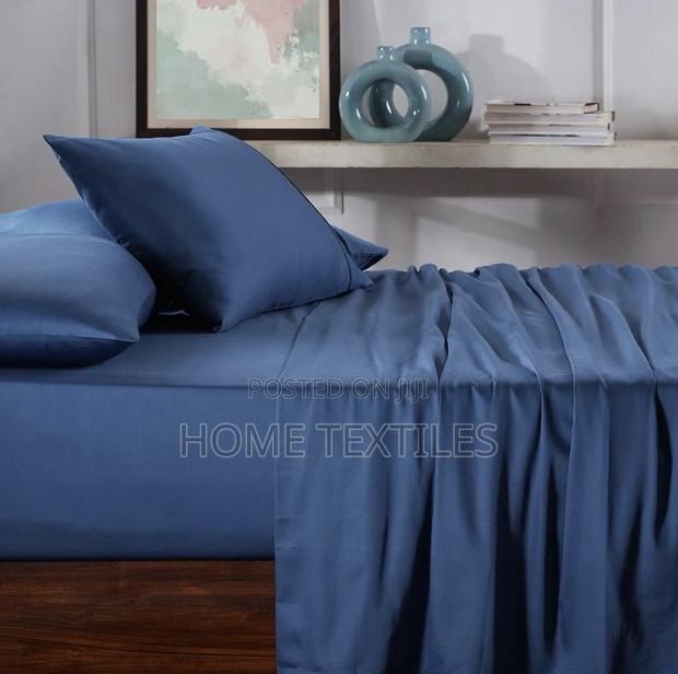Plain Bedsheet With 4 Pillow Cases · Photo 1