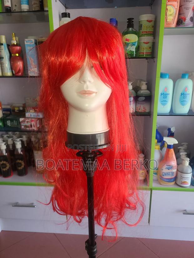 Red French Cut Wavy Wig · Photo 2