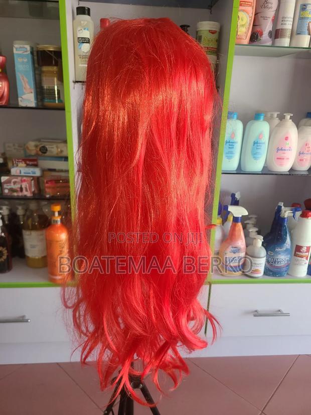 Red French Cut Wavy Wig · Photo 3