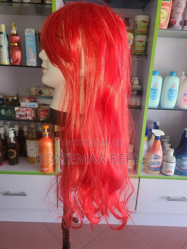 Red French Cut Wavy Wig · Photo 4