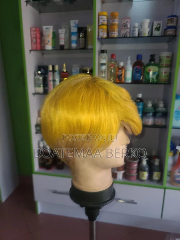 Golden Blonde Pixie Cut Wig · Photo 3