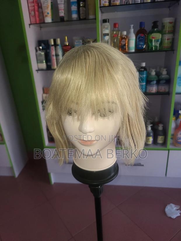 Short Blonde French Cut Wig · Photo 1