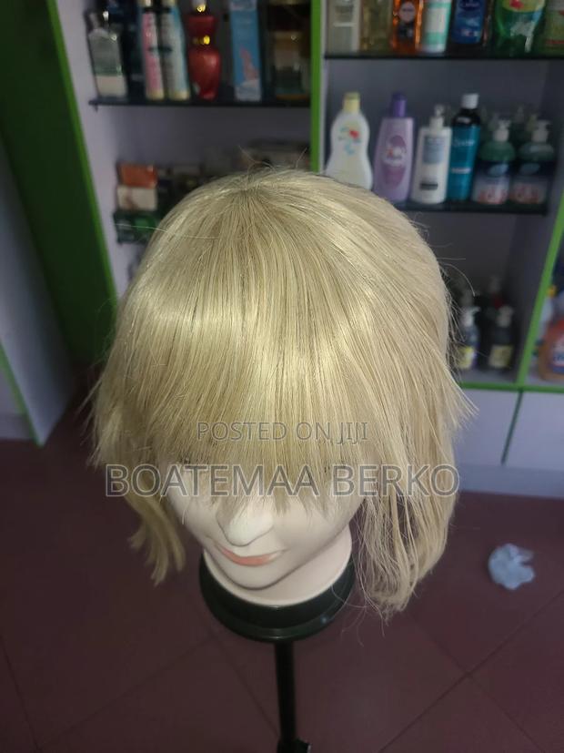 Short Blonde French Cut Wig · Photo 2