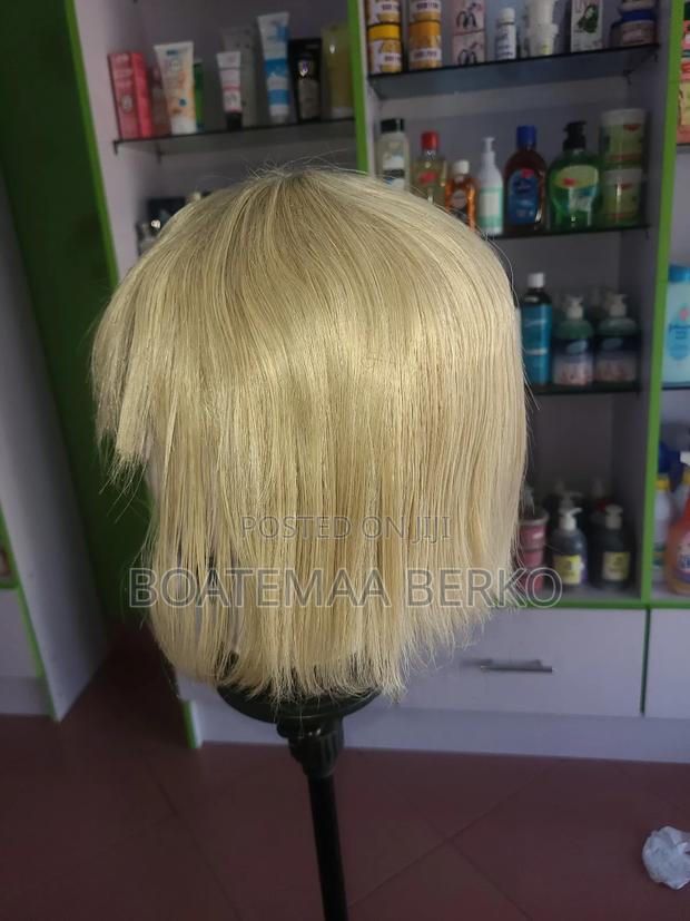 Short Blonde French Cut Wig · Photo 3