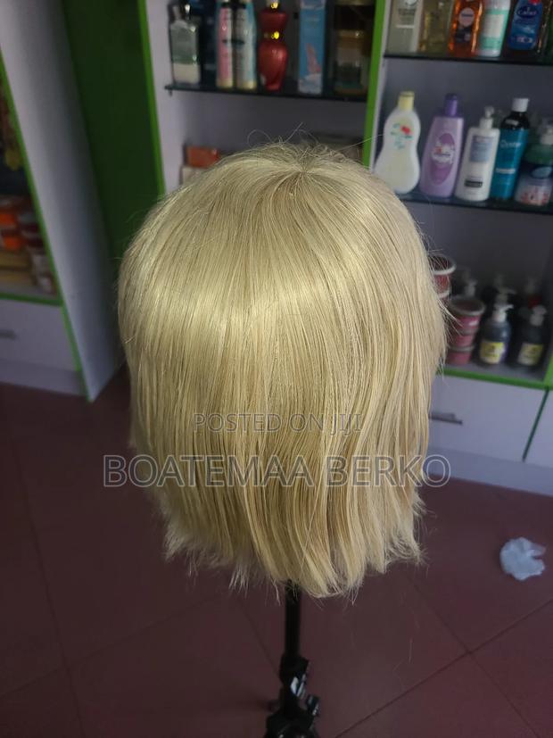 Short Blonde French Cut Wig · Photo 4