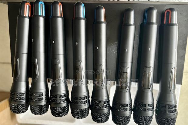Shure 8-in-1 Wireless Microphone Set · Photo 3