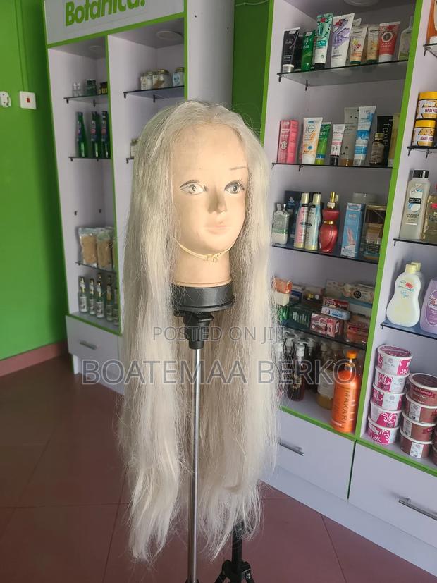Long Straight Blonde Wig · Photo 1