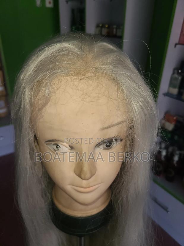 Long Straight Blonde Wig · Photo 4
