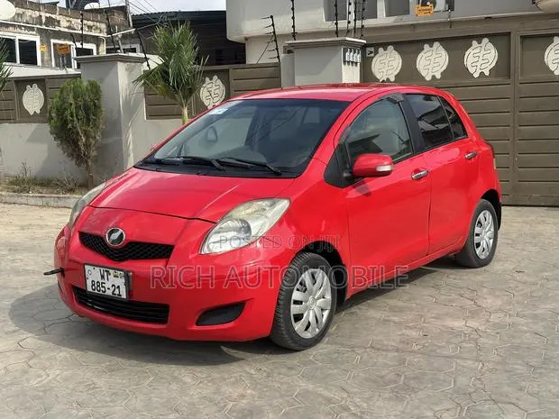 Toyota Vitz 1.3 FWD 3dr 2010 Red · Photo 1