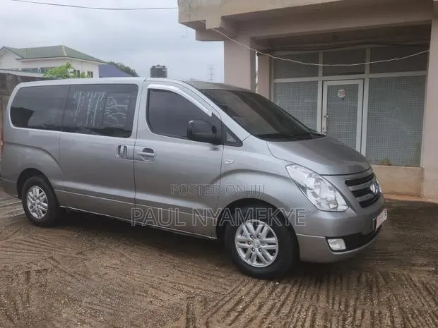 Hyundai Starex 2016 Silver · Photo 1