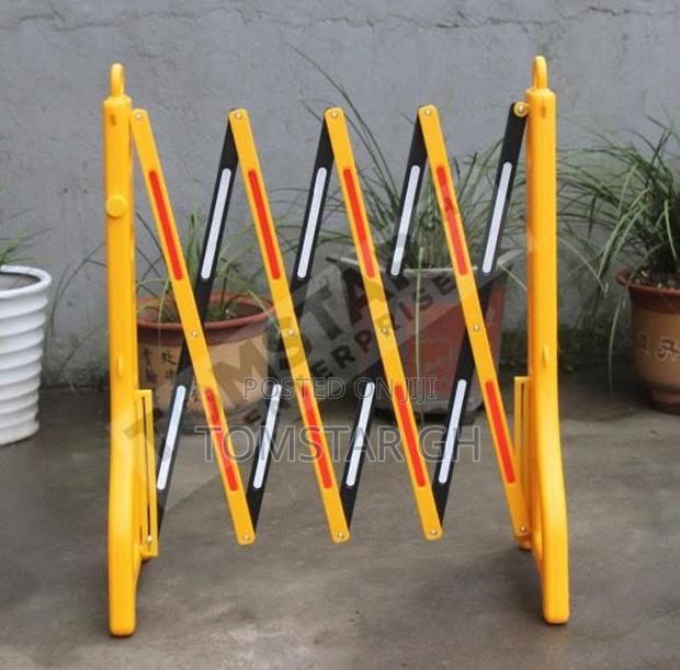 Telescopic Fence Barricades · Photo 2