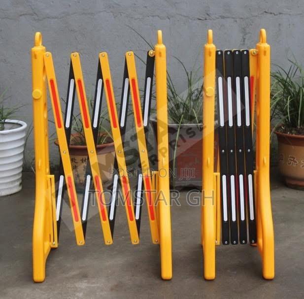 Telescopic Fence Barricades · Photo 1