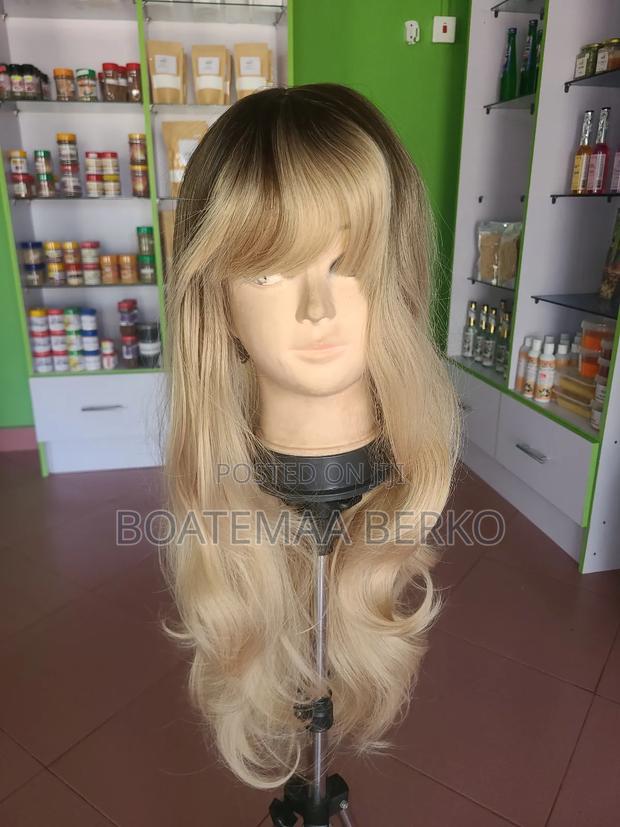 Blonde Wavy French Cut Wig · Photo 4