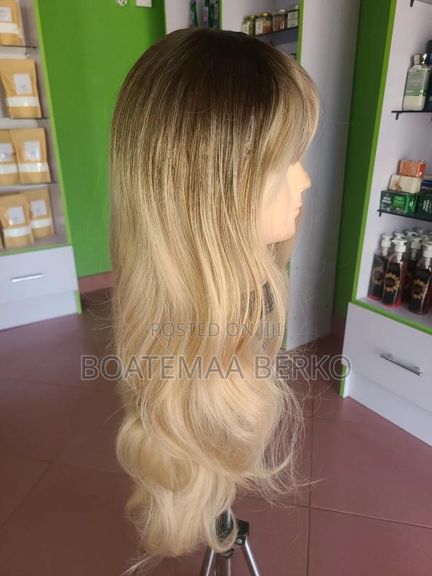 Blonde Wavy French Cut Wig · Photo 5