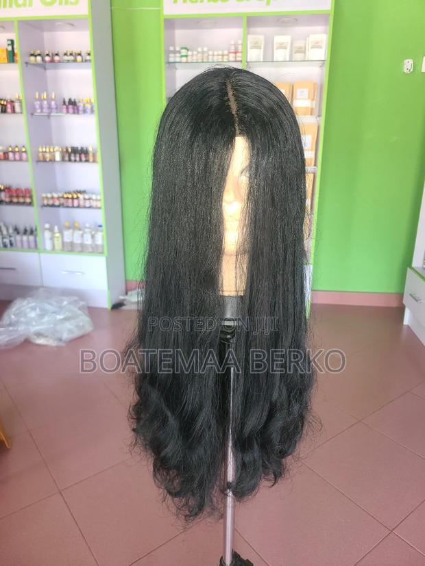Black Wavy Wig · Photo 4