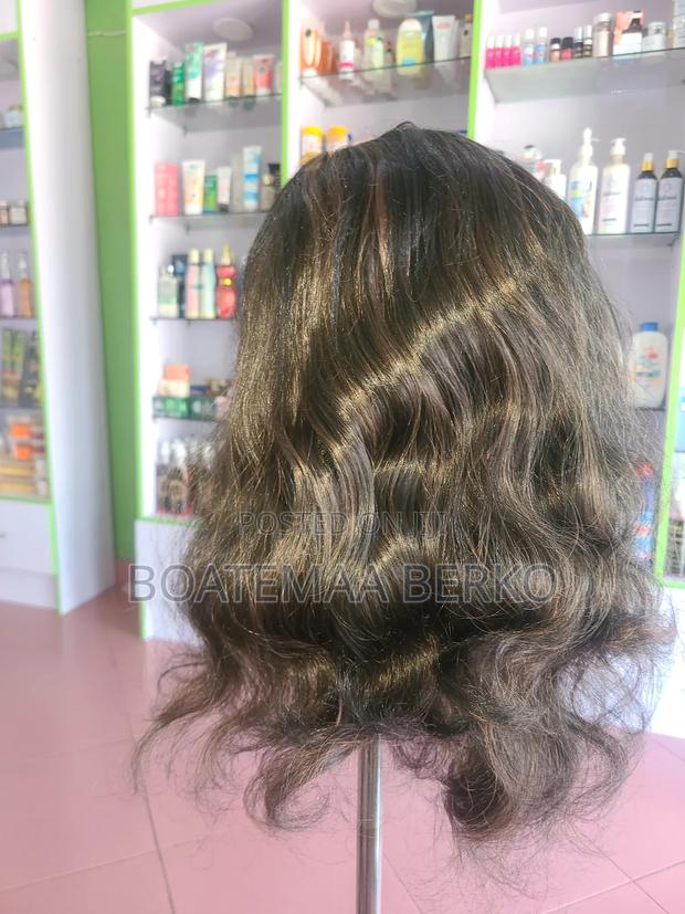 Brown Wavy Wig · Photo 6