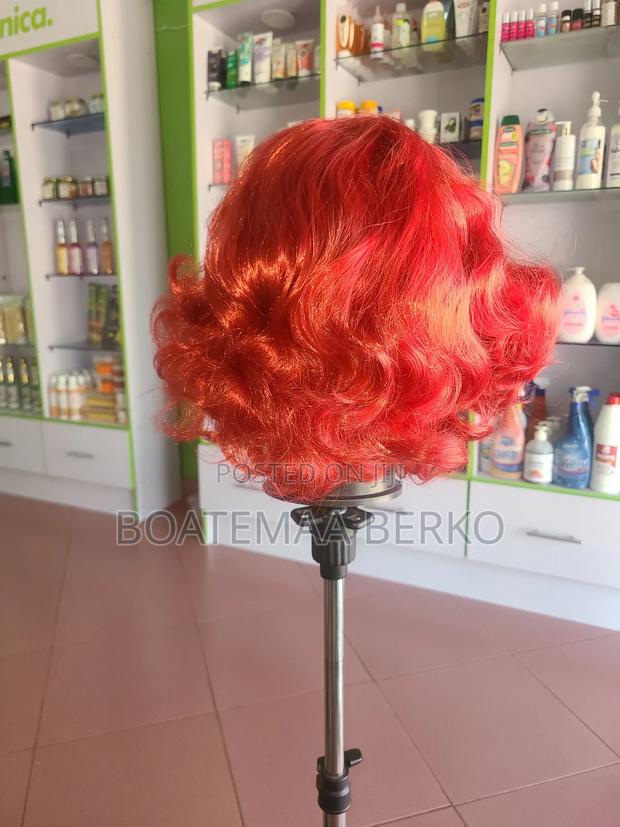 Red Wavy Wig · Photo 2