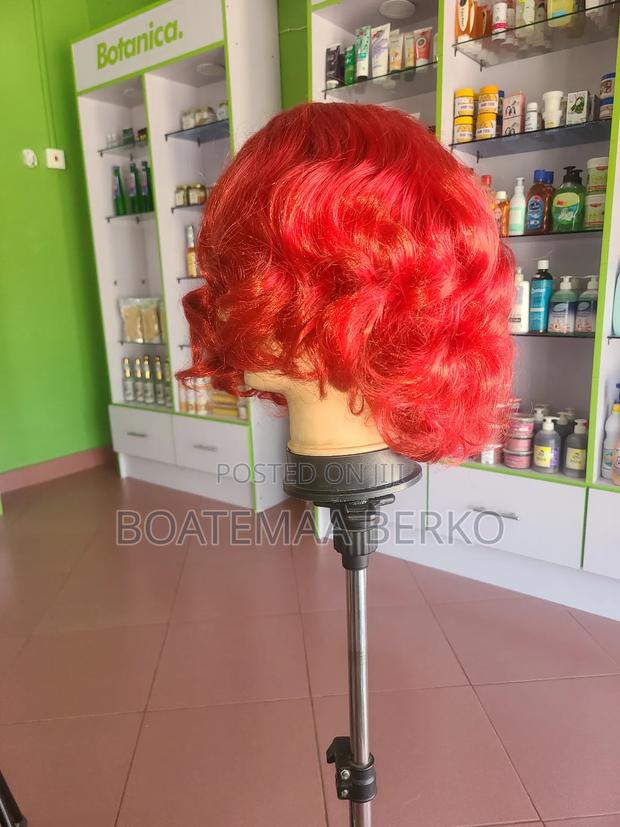 Red Wavy Wig · Photo 3