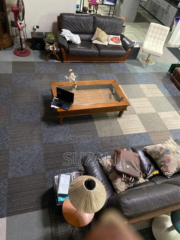 Tile-Like Woolen Carpet · Photo 1
