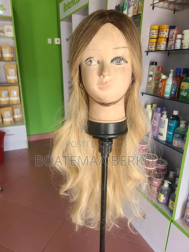 Super Blonde Curled Ends Wig · Photo 4