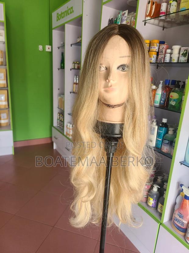 Super Blonde Curled Ends Wig · Photo 5