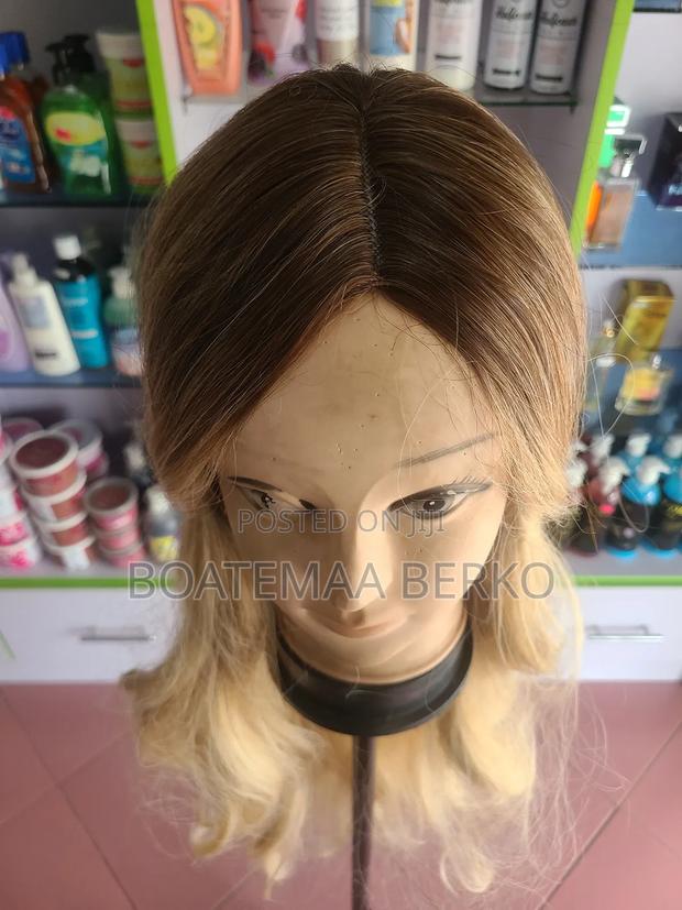 Super Blonde Curled Ends Wig · Photo 7