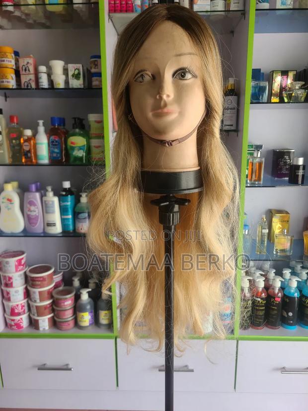 Super Blonde Curled Ends Wig · Photo 8