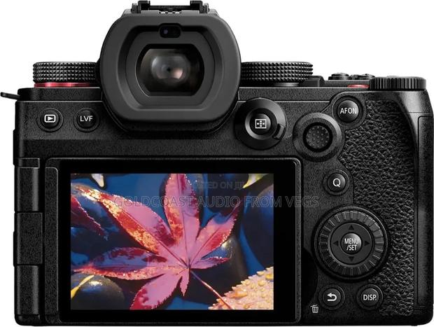 Panasonic Lumix Gh5 Ii Mirrorless Camera With 12-60mm Lens · Photo 2