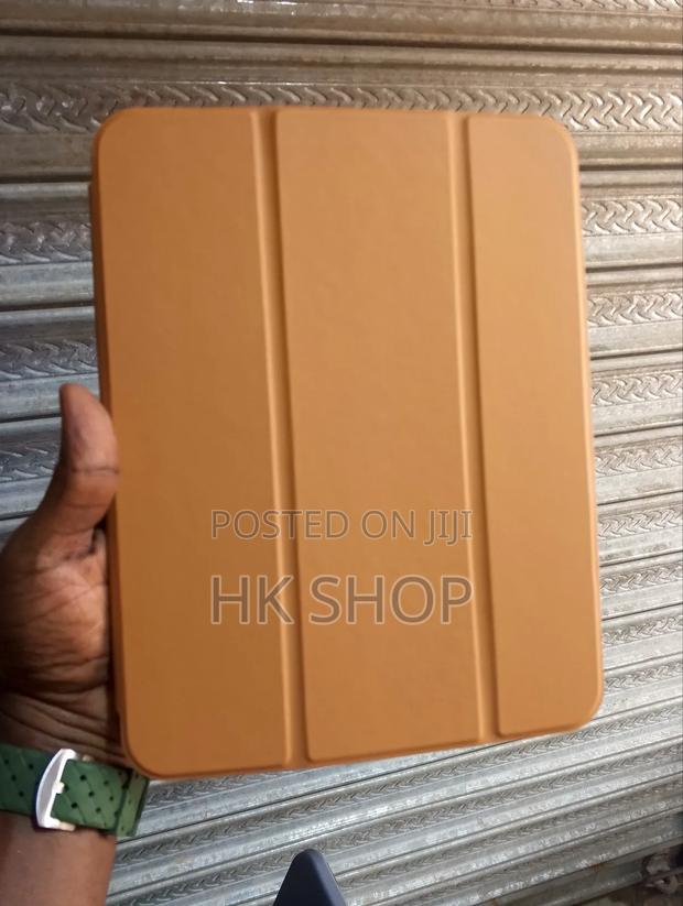 10th Generation 10.9" iPad Smart Cover Case - Brown · Photo 1