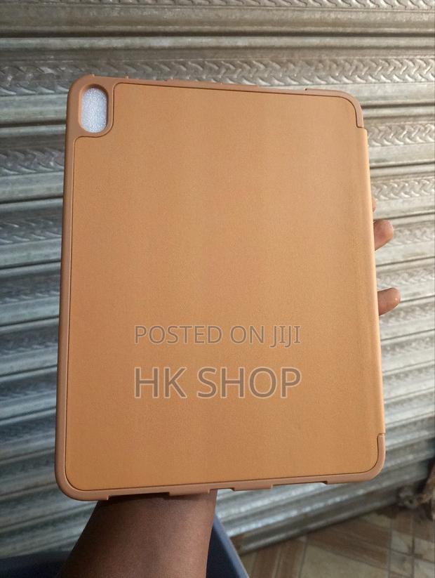 10th Generation 10.9" iPad Smart Cover Case - Brown · Photo 2