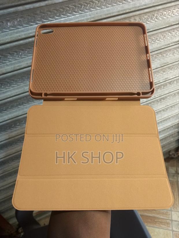 10th Generation 10.9" iPad Smart Cover Case - Brown · Photo 3