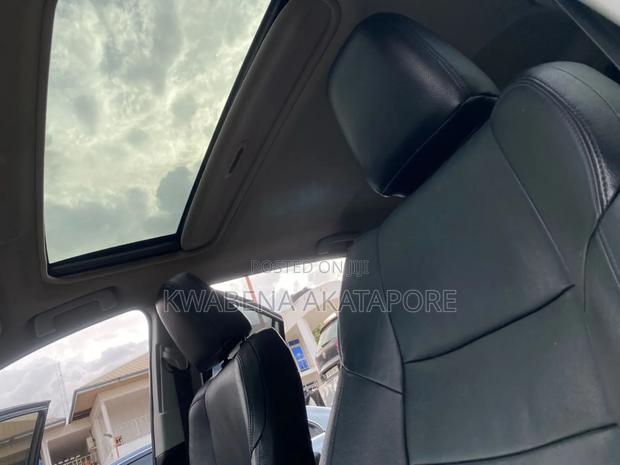 Toyota RAV4 Platinum 4dr SUV AWD (2.5L 4cyl 6A) 2018 Black · Photo 7