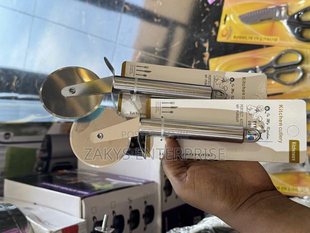 Portable Pizza Cutter · Photo 2