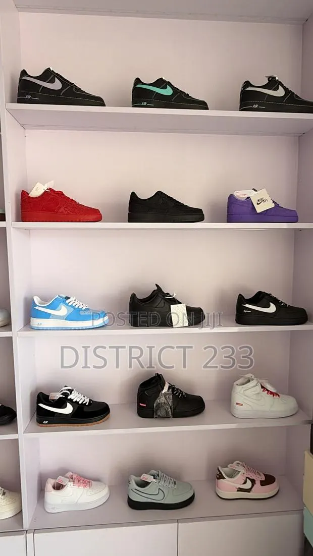 Nike Sneakers · Photo 1