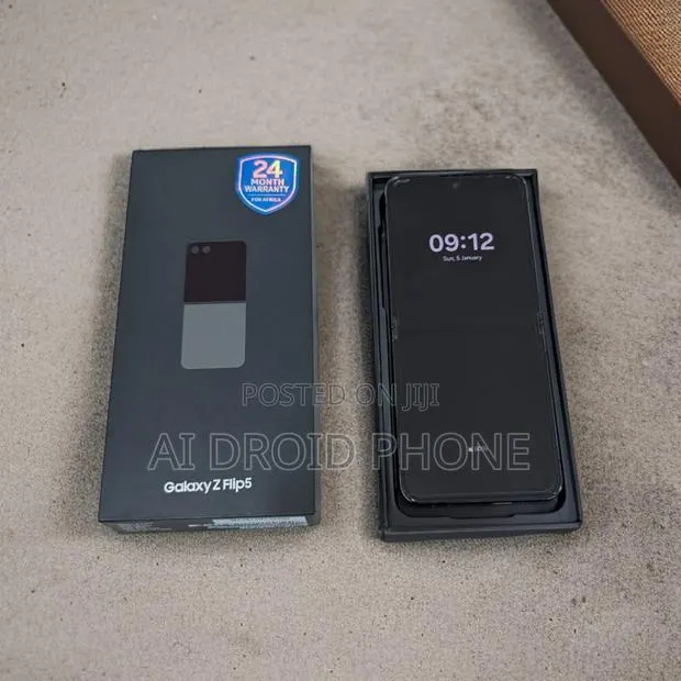 New Samsung Galaxy Z Flip 5 256 GB Black · Photo 1