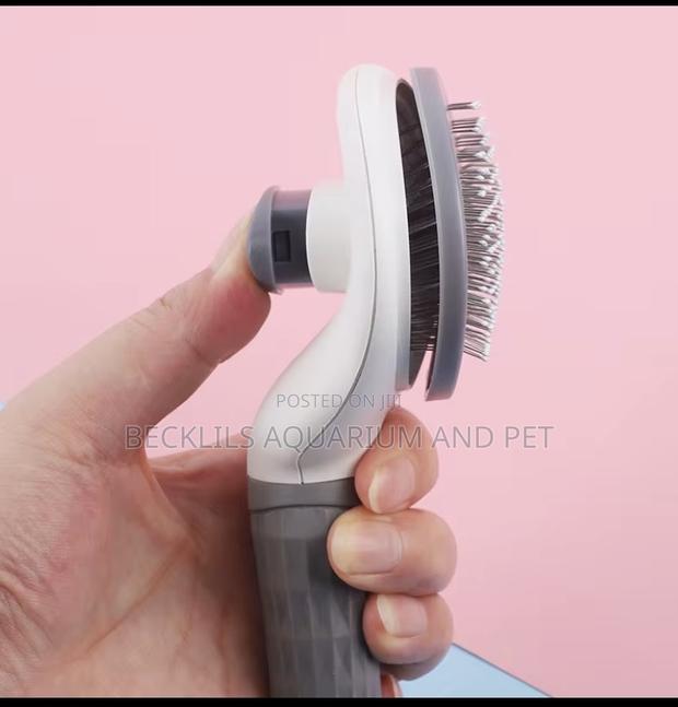 Pet Self Cleaning Comb · Photo 1