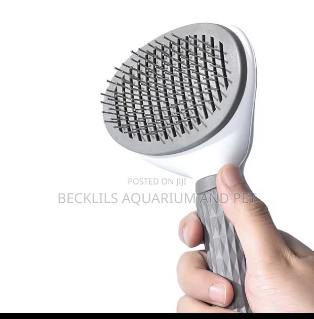 Pet Self Cleaning Comb · Photo 4