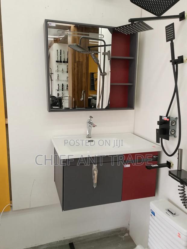 Basin With Mirror · Photo 1